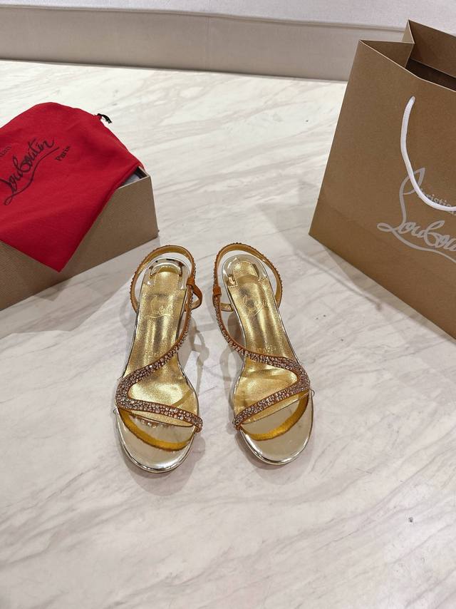 钻面款顶级版 原版盒 Christian Louboutin 2025S原版做货重工Cl 经典Lrlza 女士高跟凉鞋～ 鞋面: 独特的曲线设计，漆面皮质散发迷