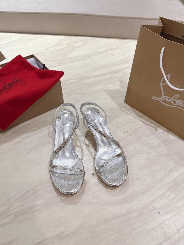 光面款顶级版 原版盒 Christian Louboutin 2025S原版做货重工Cl 经典Lrlza 女士高跟凉鞋～ 鞋面: 独特的曲线设计，漆面皮质散发迷