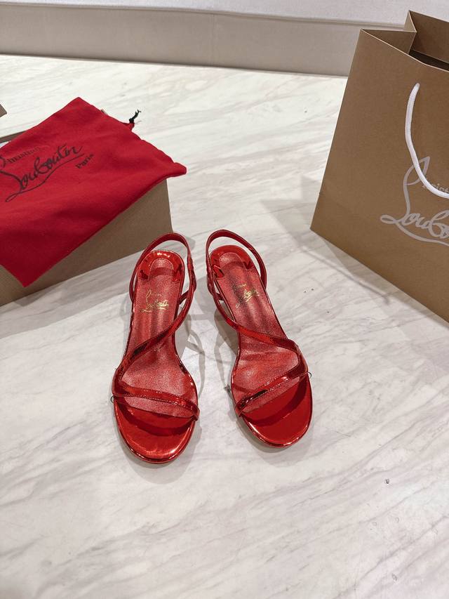 光面款顶级版 原版盒 Christian Louboutin 2025S原版做货重工Cl 经典Lrlza 女士高跟凉鞋～ 鞋面: 独特的曲线设计，漆面皮质散发迷