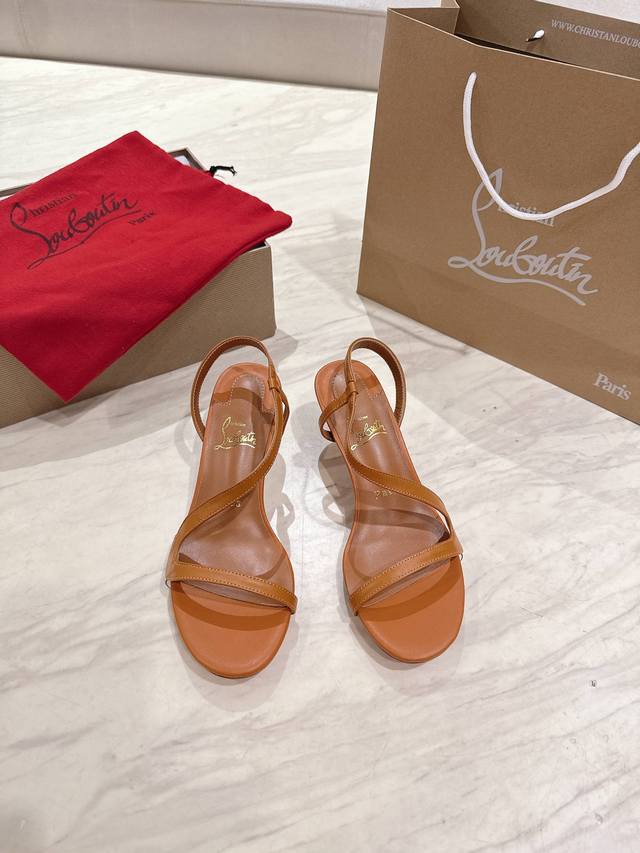 光面款顶级版 原版盒 Christian Louboutin 2025S原版做货重工Cl 经典Lrlza 女士高跟凉鞋～ 鞋面: 独特的曲线设计，漆面皮质散发迷