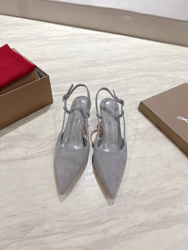 顶级版 原版盒 Christian Louboutin 2025S原版开模羊皮尖头一字带包头高跟单鞋 材质：原版1:1面料 内里：粒面珠光羊皮里 大底：原版进口