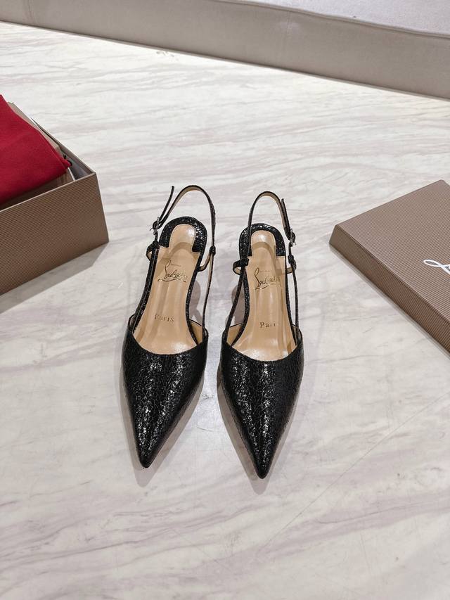 顶级版 原版盒 Christian Louboutin 2025S原版开模羊皮尖头一字带包头高跟单鞋 材质：原版1:1面料 内里：粒面珠光羊皮里 大底：原版进口