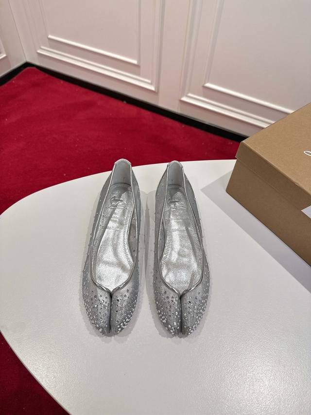 全网顶级版 原版盒 Christian Louboutin 2025S原版开模1:1定做Mm6马吉拉&Cl联名款红底分趾平底单鞋 材质：进口小牛皮 内里：粒面珠