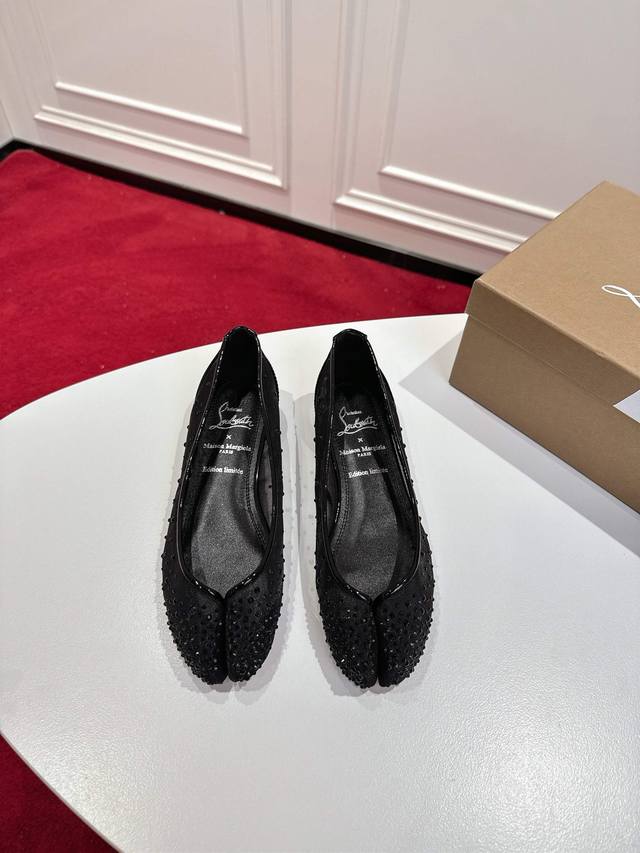 全网顶级版 原版盒 Christian Louboutin 2025S原版开模1:1定做Mm6马吉拉&Cl联名款红底分趾平底单鞋 材质：进口小牛皮 内里：粒面珠