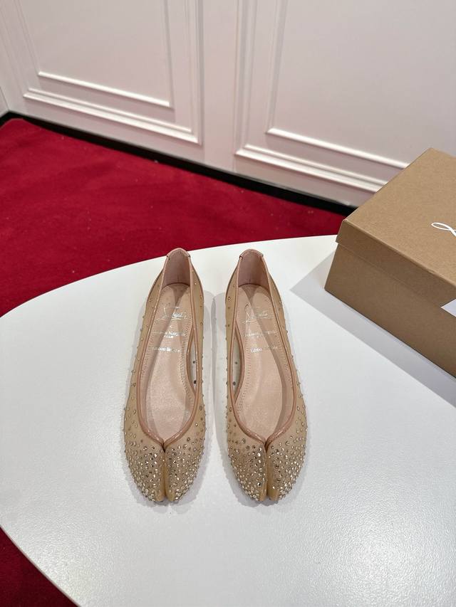 全网顶级版 原版盒 Christian Louboutin 2025S原版开模1:1定做Mm6马吉拉&Cl联名款红底分趾平底单鞋 材质：进口小牛皮 内里：粒面珠