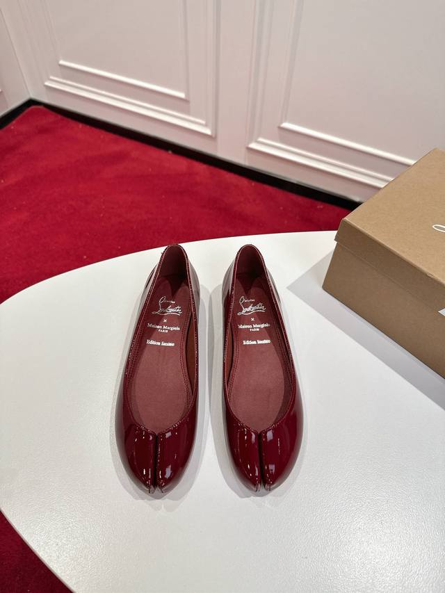 全网顶级版 原版盒 Christian Louboutin 2025S原版开模1:1定做Mm6马吉拉&Cl联名款红底分趾平底单鞋 材质：进口小牛皮 内里：粒面珠