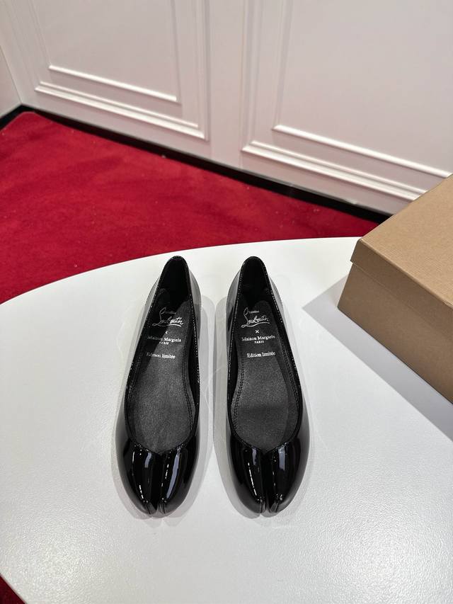 全网顶级版 原版盒 Christian Louboutin 2025S原版开模1:1定做Mm6马吉拉&Cl联名款红底分趾平底单鞋 材质：进口小牛皮 内里：粒面珠
