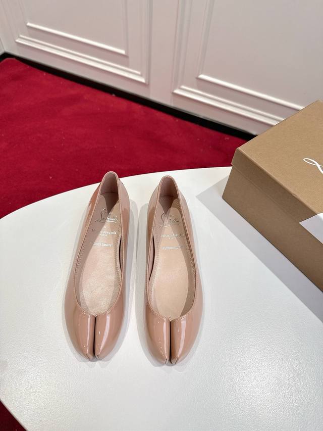 全网顶级版 原版盒 Christian Louboutin 2025S原版开模1:1定做Mm6马吉拉&Cl联名款红底分趾平底单鞋 材质：进口小牛皮 内里：粒面珠