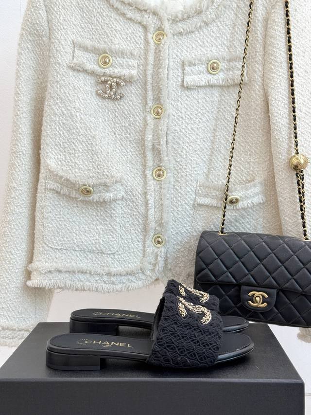 厂价 Chane*｜小香25P春夏新品 针织链条大双C拖鞋 以独特的针织鞋面打破常规 经典链条大双C标志 太精致了 为整体造型增添了高级感 上脚真心舒服 悠然随