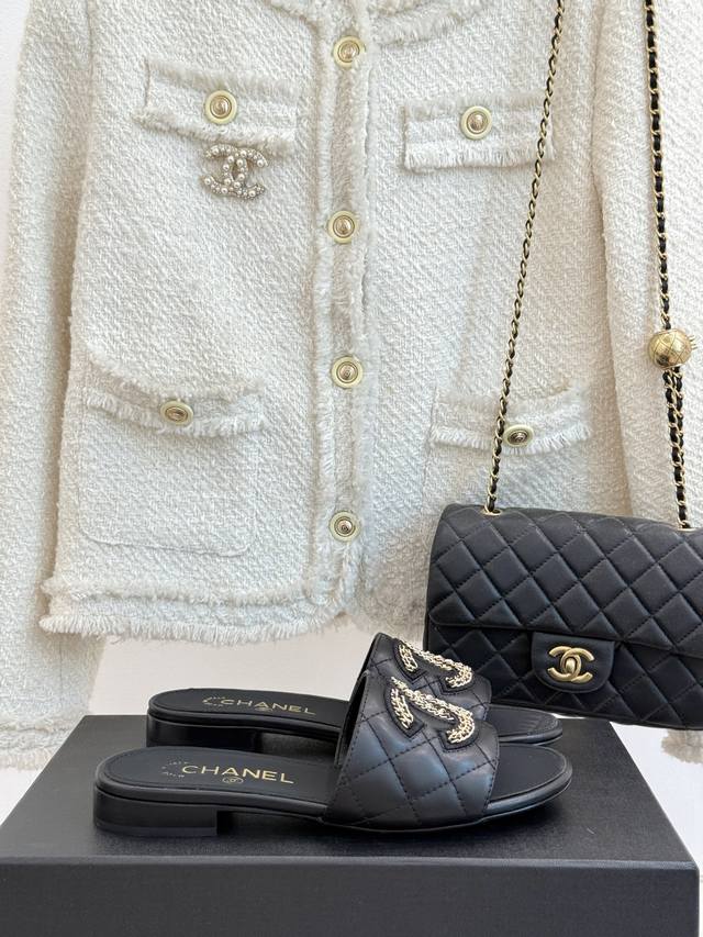 厂价 Chane*｜小香25P春夏新品 针织链条大双C拖鞋 以独特的针织鞋面打破常规 经典链条大双C标志 太精致了 为整体造型增添了高级感 上脚真心舒服 悠然随