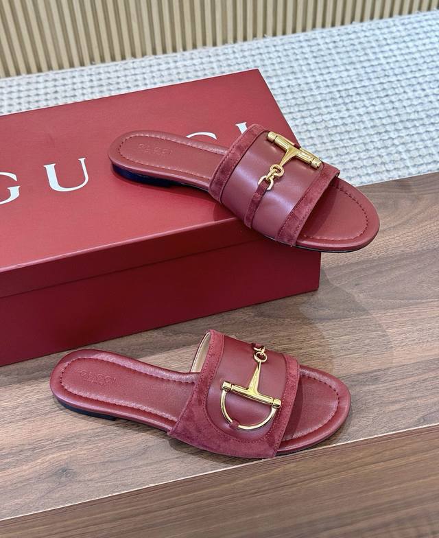出厂 、Gucci古驰2025春夏最新爆款人字拖凉鞋系列 圆头25Ss最新链条扣 原单品质 原汁原味的欧式风格，上脚非常完美穿搭上配此鞋，优雅大方，晶莹剔透，无