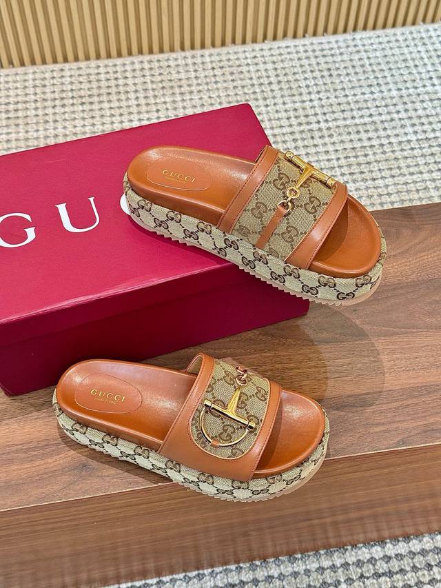 出厂 、古驰Gucci最新限量厚底拖鞋 。顶级品质发售 购入正品开发 . 材质.工艺与原版一致 鞋面：原版特殊印刷工艺印花 内里：透染羊皮 大底：意大利私模大底