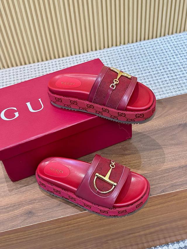 出厂 、古驰Gucci最新限量厚底拖鞋 。顶级品质发售 购入正品开发 . 材质.工艺与原版一致 鞋面：原版特殊印刷工艺印花 内里：透染羊皮 大底：意大利私模大底