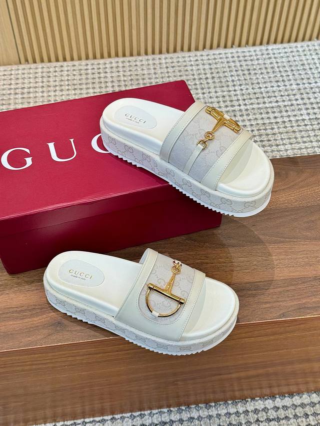 出厂 、古驰Gucci最新限量厚底拖鞋 。顶级品质发售 购入正品开发 . 材质.工艺与原版一致 鞋面：原版特殊印刷工艺印花 内里：透染羊皮 大底：意大利私模大底