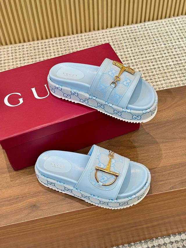 出厂 、古驰Gucci最新限量厚底拖鞋 。顶级品质发售 购入正品开发 . 材质.工艺与原版一致 鞋面：原版特殊印刷工艺印花 内里：透染羊皮 大底：意大利私模大底