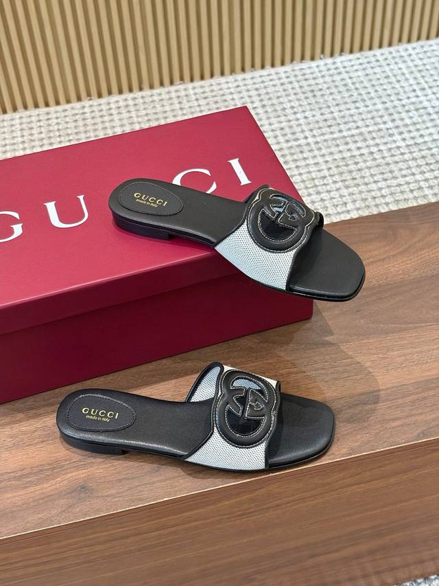 出厂 、Gucci古驰25Sss夏季新款G家 平跟一字沙滩拖鞋 高版本 长期做货 推荐给美眉们 一定要试试这款拖鞋 又一款心头爱 ~版型超正 做工细节完美 ，上