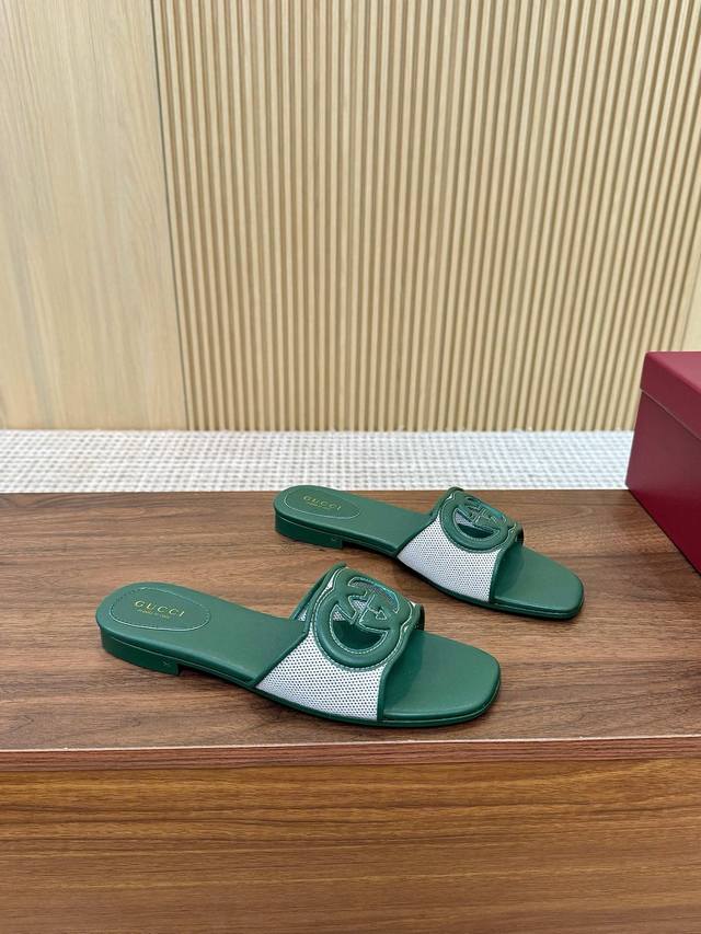 出厂 、Gucci古驰25Sss夏季新款G家 平跟一字沙滩拖鞋 高版本 长期做货 推荐给美眉们 一定要试试这款拖鞋 又一款心头爱 ~版型超正 做工细节完美 ，上