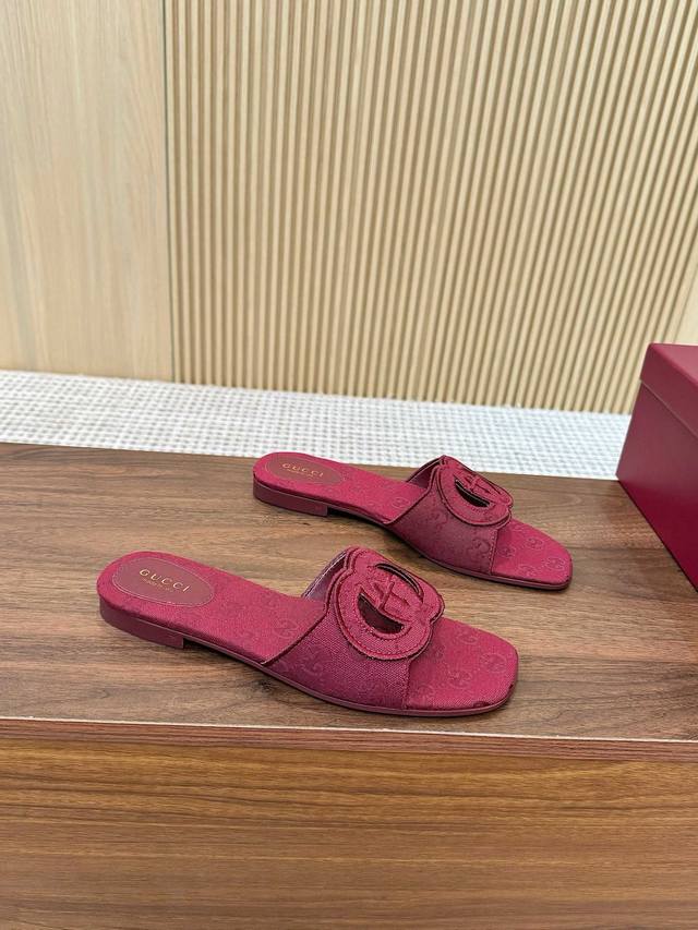 出厂 、Gucci古驰25Sss夏季新款G家 平跟一字沙滩拖鞋 高版本 长期做货 推荐给美眉们 一定要试试这款拖鞋 又一款心头爱 ~版型超正 做工细节完美 ，上