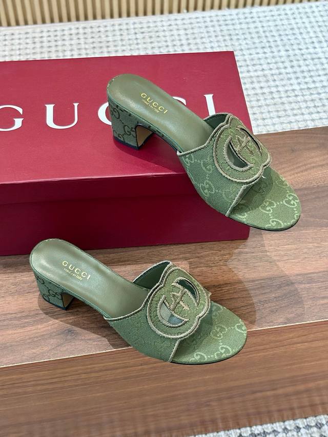 出厂 、Gucci古驰 25Ss新款高跟凉拖鞋每个细节皆经过精心细致打造，采用别具一格的鞋跟彰显出众魅力。焕新系列呼应近斯系列展现的格调，通过复古审美和现代风尚