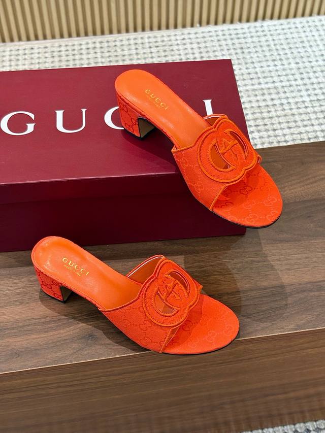 出厂 、Gucci古驰 25Ss新款高跟凉拖鞋每个细节皆经过精心细致打造，采用别具一格的鞋跟彰显出众魅力。焕新系列呼应近斯系列展现的格调，通过复古审美和现代风尚