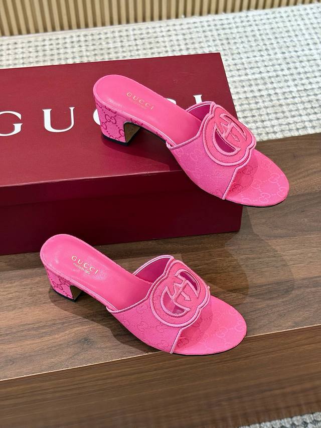 出厂 、Gucci古驰 25Ss新款高跟凉拖鞋每个细节皆经过精心细致打造，采用别具一格的鞋跟彰显出众魅力。焕新系列呼应近斯系列展现的格调，通过复古审美和现代风尚
