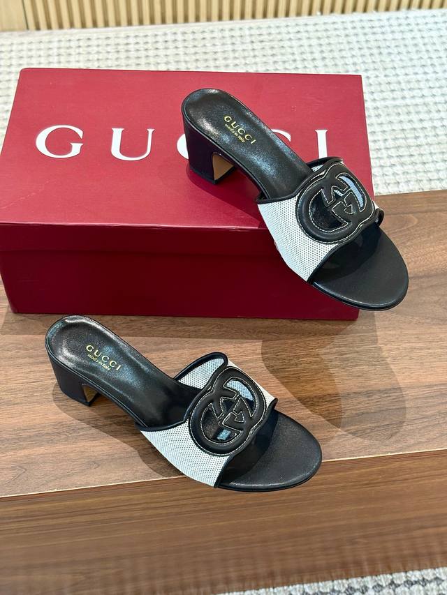 出厂 、Gucci古驰 25Ss新款高跟凉拖鞋每个细节皆经过精心细致打造，采用别具一格的鞋跟彰显出众魅力。焕新系列呼应近斯系列展现的格调，通过复古审美和现代风尚