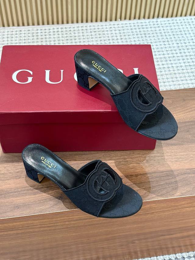 出厂 、Gucci古驰 25Ss新款高跟凉拖鞋每个细节皆经过精心细致打造，采用别具一格的鞋跟彰显出众魅力。焕新系列呼应近斯系列展现的格调，通过复古审美和现代风尚