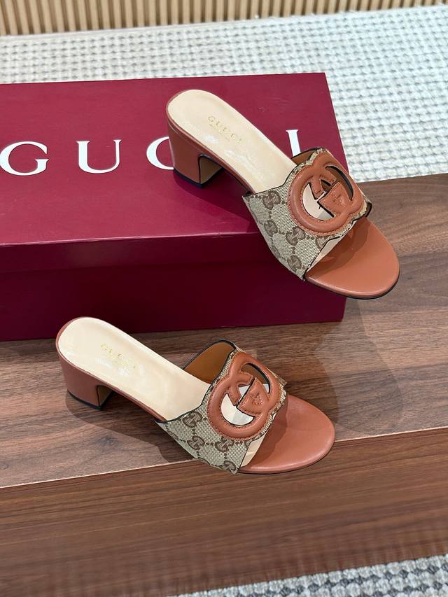 出厂 、Gucci古驰 25Ss新款高跟凉拖鞋每个细节皆经过精心细致打造，采用别具一格的鞋跟彰显出众魅力。焕新系列呼应近斯系列展现的格调，通过复古审美和现代风尚
