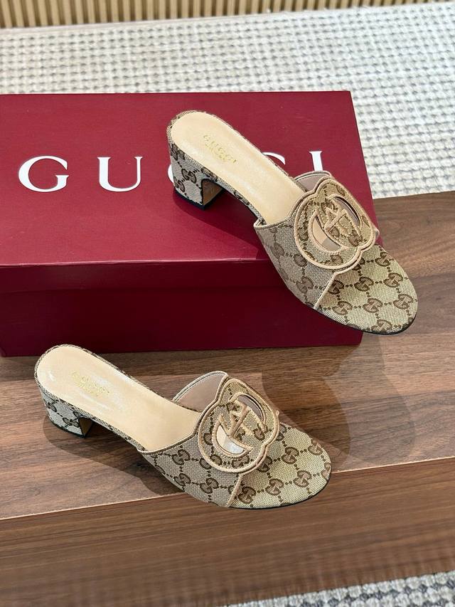 出厂 、Gucci古驰 25Ss新款高跟凉拖鞋每个细节皆经过精心细致打造，采用别具一格的鞋跟彰显出众魅力。焕新系列呼应近斯系列展现的格调，通过复古审美和现代风尚