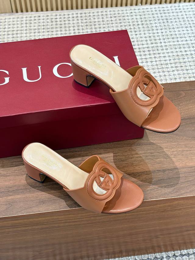 出厂 、Gucci古驰 25Ss新款高跟凉拖鞋每个细节皆经过精心细致打造，采用别具一格的鞋跟彰显出众魅力。焕新系列呼应近斯系列展现的格调，通过复古审美和现代风尚