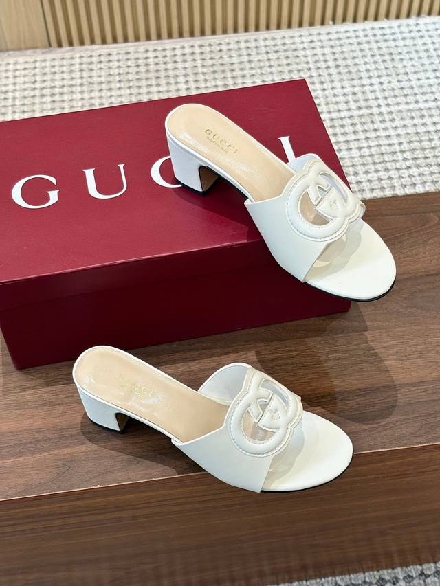 出厂 、Gucci古驰 25Ss新款高跟凉拖鞋每个细节皆经过精心细致打造，采用别具一格的鞋跟彰显出众魅力。焕新系列呼应近斯系列展现的格调，通过复古审美和现代风尚