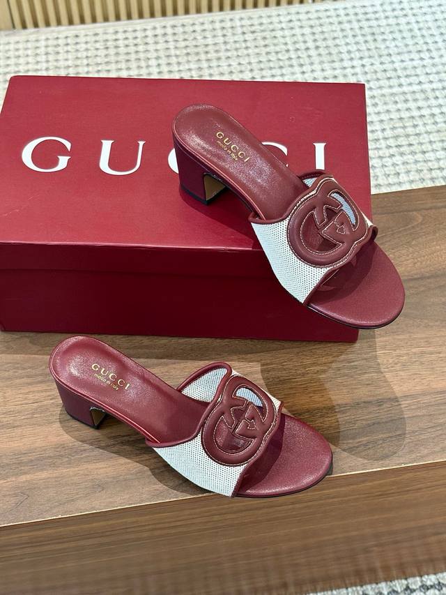 出厂 、Gucci古驰 25Ss新款高跟凉拖鞋每个细节皆经过精心细致打造，采用别具一格的鞋跟彰显出众魅力。焕新系列呼应近斯系列展现的格调，通过复古审美和现代风尚
