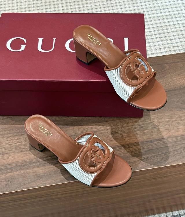 出厂 、Gucci古驰 25Ss新款高跟凉拖鞋每个细节皆经过精心细致打造，采用别具一格的鞋跟彰显出众魅力。焕新系列呼应近斯系列展现的格调，通过复古审美和现代风尚