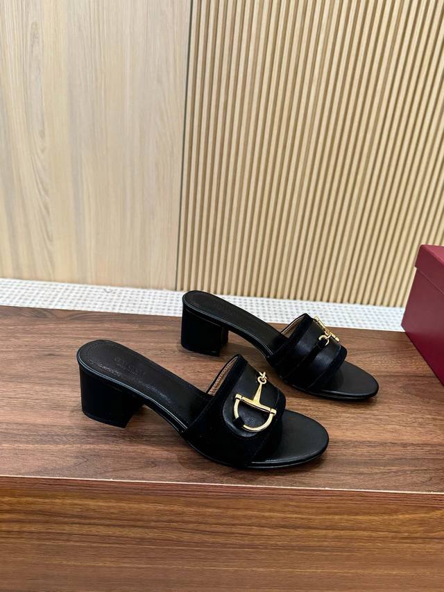 出厂 、Gucci古驰25Ss最新D字马衔扣拖凉鞋~~同步 顶级版本、原版1:1复制 ①鞋面：羊皮 老花G帆布 ②内里 垫脚：全粒小羊皮 ③鞋底：真皮大底 ④跟