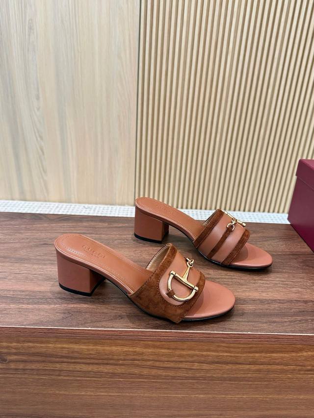 出厂 、Gucci古驰25Ss最新D字马衔扣拖凉鞋~~同步 顶级版本、原版1:1复制 ①鞋面：羊皮 老花G帆布 ②内里 垫脚：全粒小羊皮 ③鞋底：真皮大底 ④跟