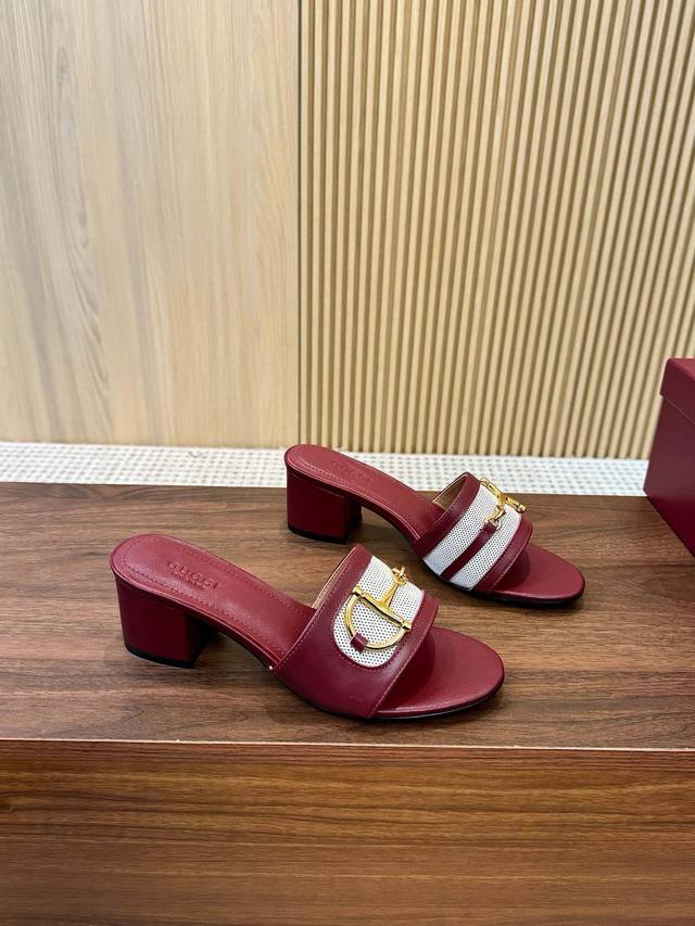 出厂 、Gucci古驰25Ss最新D字马衔扣拖凉鞋~~同步 顶级版本、原版1:1复制 ①鞋面：羊皮 老花G帆布 ②内里 垫脚：全粒小羊皮 ③鞋底：真皮大底 ④跟