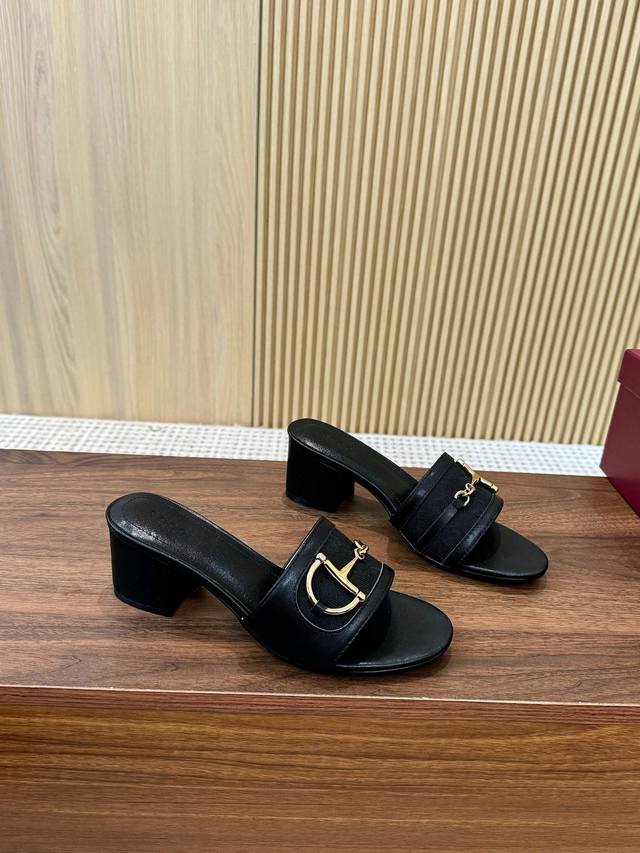 出厂 、Gucci古驰25Ss最新D字马衔扣拖凉鞋~~同步 顶级版本、原版1:1复制 ①鞋面：羊皮 老花G帆布 ②内里 垫脚：全粒小羊皮 ③鞋底：真皮大底 ④跟