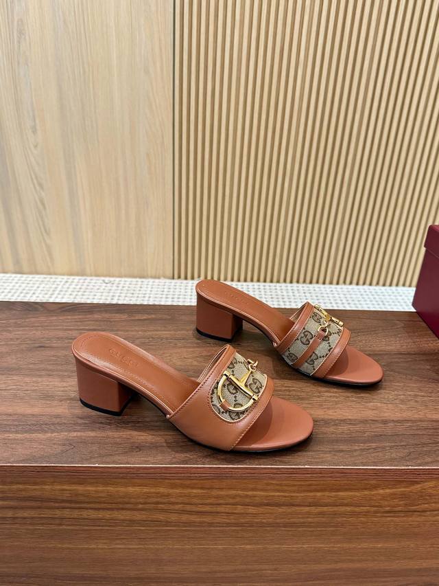 出厂 、Gucci古驰25Ss最新D字马衔扣拖凉鞋~~同步 顶级版本、原版1:1复制 ①鞋面：羊皮 老花G帆布 ②内里 垫脚：全粒小羊皮 ③鞋底：真皮大底 ④跟