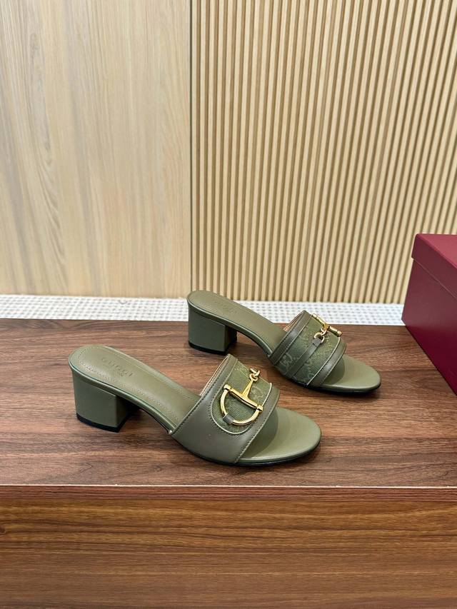 出厂 、Gucci古驰25Ss最新D字马衔扣拖凉鞋~~同步 顶级版本、原版1:1复制 ①鞋面：羊皮 老花G帆布 ②内里 垫脚：全粒小羊皮 ③鞋底：真皮大底 ④跟
