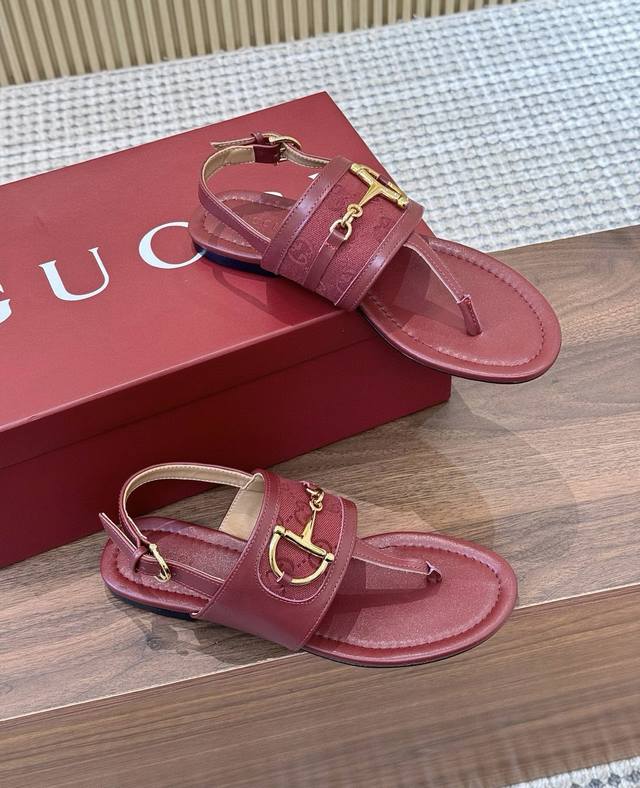 出厂 、Gucci古驰25夏季最新爆款人字拖凉鞋系列 圆头夹脚指凉鞋 最新链条扣 原单品质 原汁原味的欧式风格，上脚非常完美穿搭上配此鞋，优雅大方，晶莹剔透，无