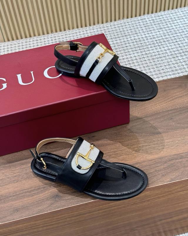 出厂 、Gucci古驰25夏季最新爆款人字拖凉鞋系列 圆头夹脚指凉鞋 最新链条扣 原单品质 原汁原味的欧式风格，上脚非常完美穿搭上配此鞋，优雅大方，晶莹剔透，无