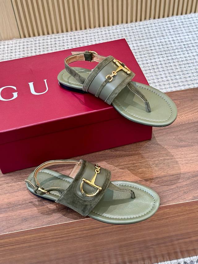 出厂 、Gucci古驰25夏季最新爆款人字拖凉鞋系列 圆头夹脚指凉鞋 最新链条扣 原单品质 原汁原味的欧式风格，上脚非常完美穿搭上配此鞋，优雅大方，晶莹剔透，无