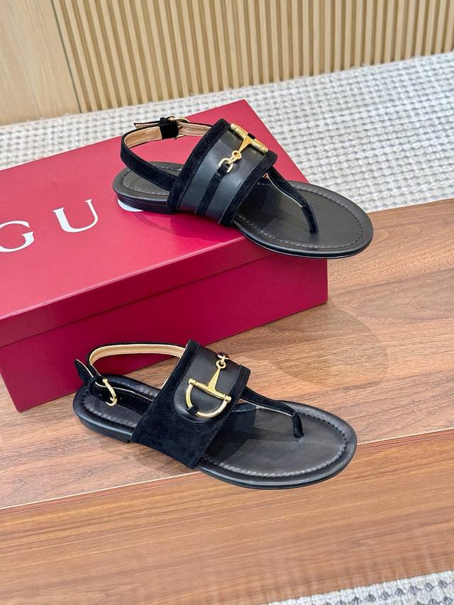 出厂 、Gucci古驰25夏季最新爆款人字拖凉鞋系列 圆头夹脚指凉鞋 最新链条扣 原单品质 原汁原味的欧式风格，上脚非常完美穿搭上配此鞋，优雅大方，晶莹剔透，无
