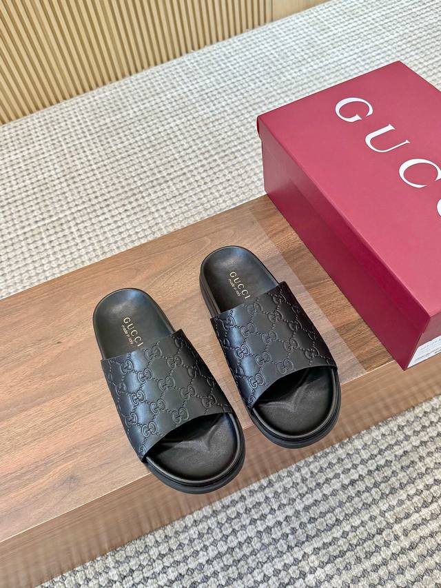 出厂 、福利款新品厚底Gucci古驰25夏季新款一脚蹬懒人拖鞋 大G一片拖 官网同步，原版一比一复制，最高版本所有材质细节均与Yb一致 常年做货。 面料：进口G