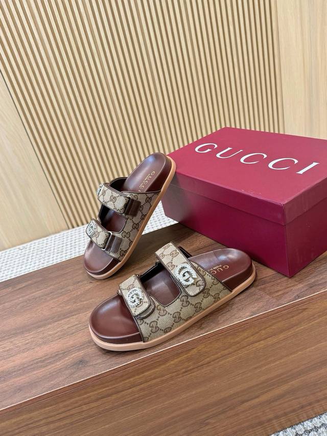 出厂P皮面 ，布面 。Gucci古驰马术贴厚底刺绣大G横带穆勒鞋 原版一比一复制，最高版本所有材质细节均与Yb一致 常年做货。 面料：进口牛皮和双G皮面 内里：