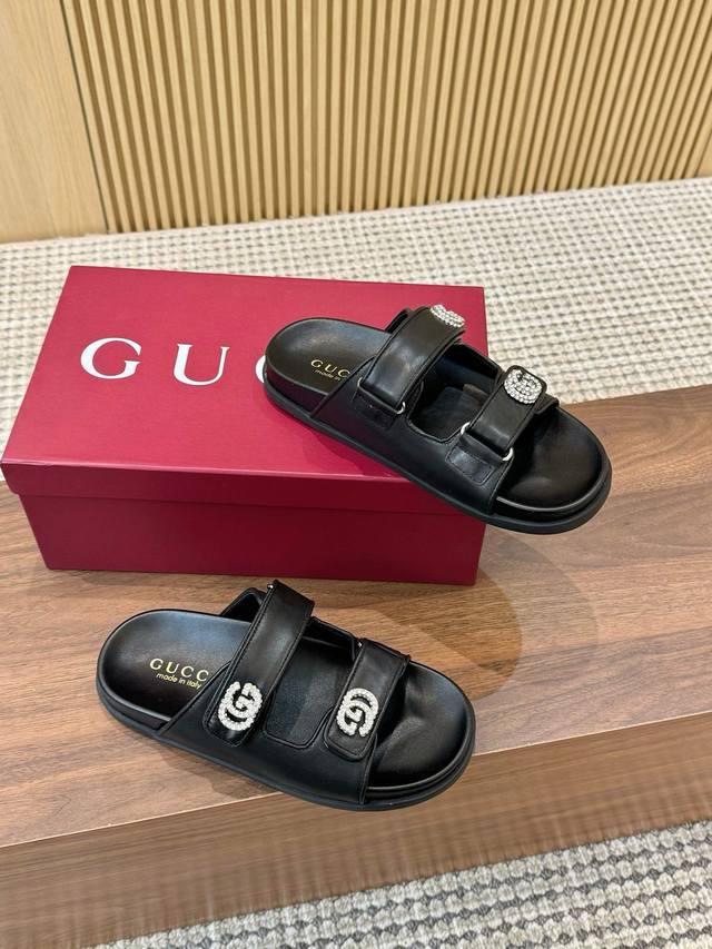 出厂P皮面 ，布面 。Gucci古驰马术贴厚底刺绣大G横带穆勒鞋 原版一比一复制，最高版本所有材质细节均与Yb一致 常年做货。 面料：进口牛皮和双G皮面 内里：