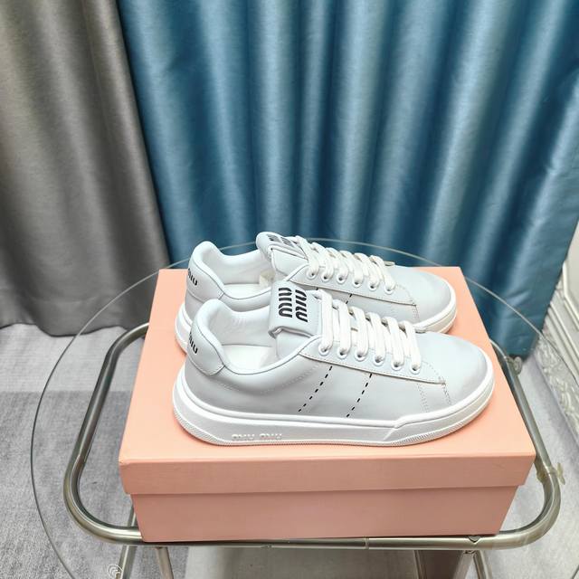 Miumiu缪缪家早春最新走秀款 休闲脏脏鞋 运动小白鞋 国内外博主刷爆的一款，小红书种草系列，复古又时髦上脚美炸了 简约的运动板鞋设计，极具辨识度的鞋舌，打造