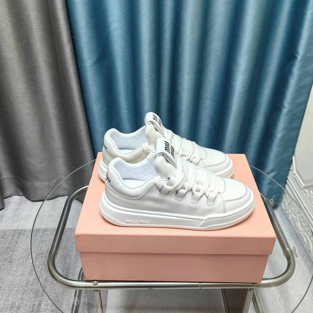 Miumiu缪缪家早春最新走秀款 休闲脏脏鞋 运动小白鞋 国内外博主刷爆的一款，小红书种草系列，复古又时髦上脚美炸了 简约的运动板鞋设计，极具辨识度的鞋舌，打造