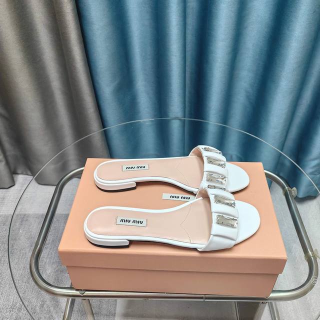Miu Miu2025*新款平底凉拖 乖巧减龄 上脚显腿长又高级 舒适度也做到完美 日常穿着超级合适 穿脱方便 超级哇塞 鞋面:牛漆皮 内里垫脚羊皮 真皮大底