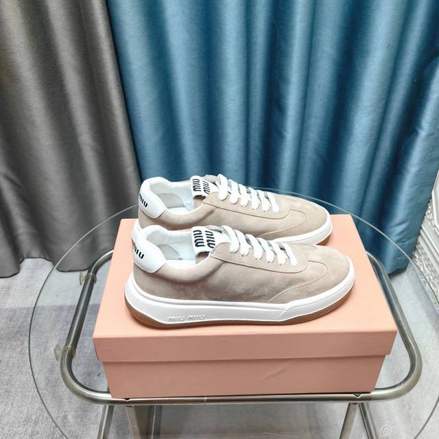 出厂价Pp格: Miu Miu 缪缪2025新款休闲小白鞋，各大品牌中脱颖而出的四季鞋颜值担当火爆款脏脏鞋，不得不入的一款～做旧时尚，简约高级 随意搭配上脚非常